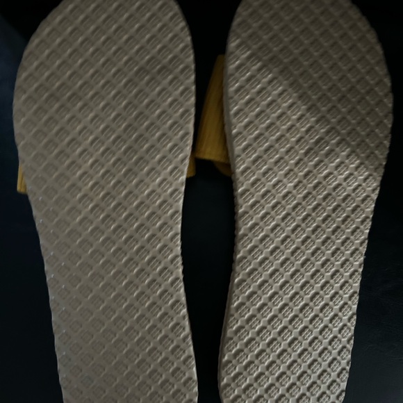 Fashion Nova Sunflower sandals, size 9, new - Picture 8 of 9